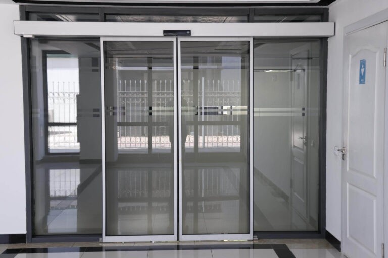 Which Glass Shower Double Doors Work Well for Large Bathrooms?